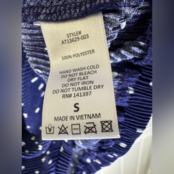 ASTR The Label Navy Blue/White Polka Dot Plisse Ribbed V-Neck Blouse - Picture 4 of 6